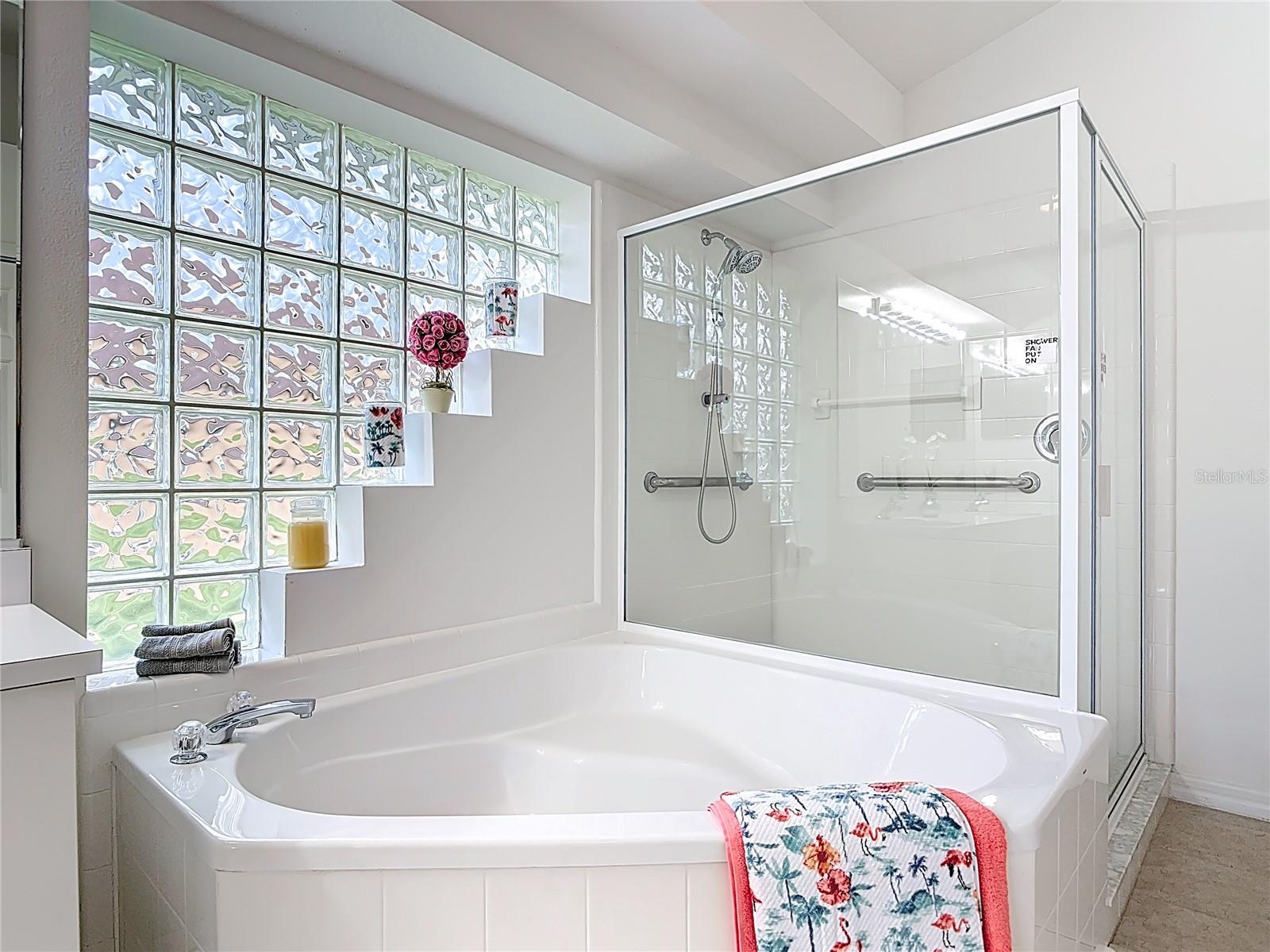 WATERS EDGE PH 04 - Residential