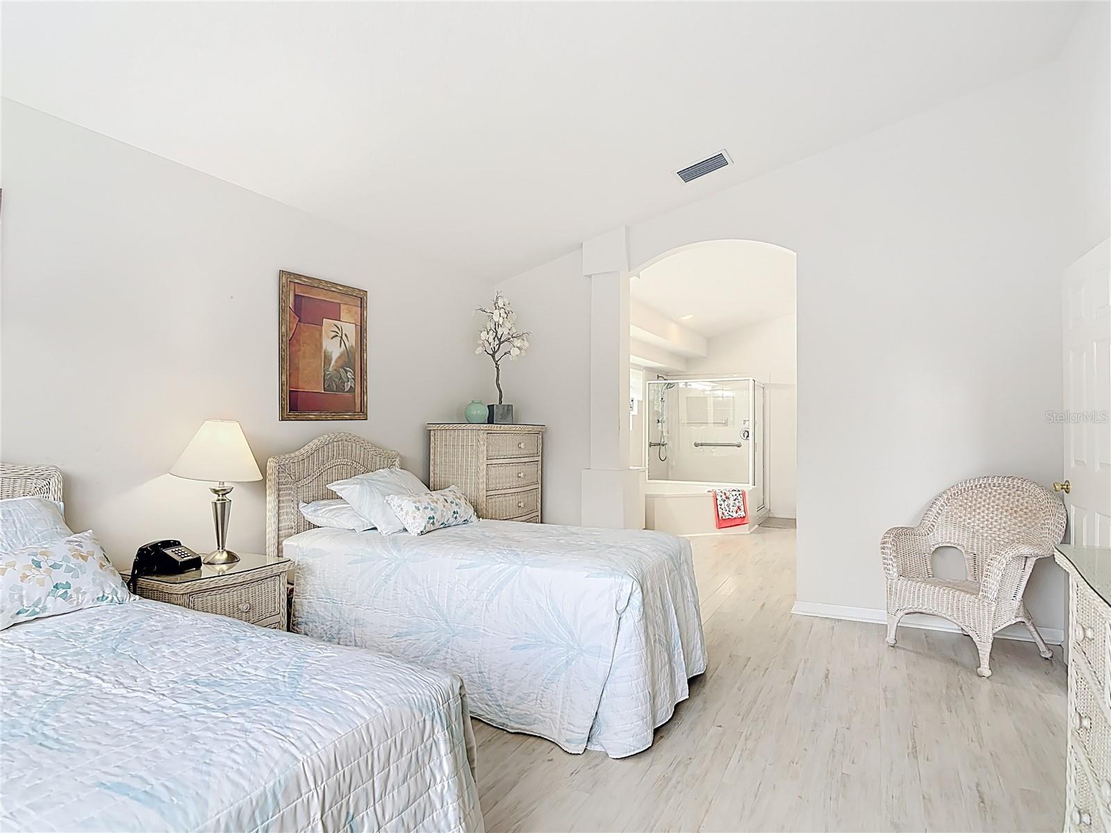 WATERS EDGE PH 04 - Residential