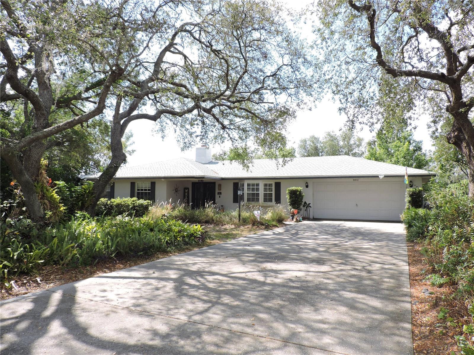 882 REDWOOD WAY