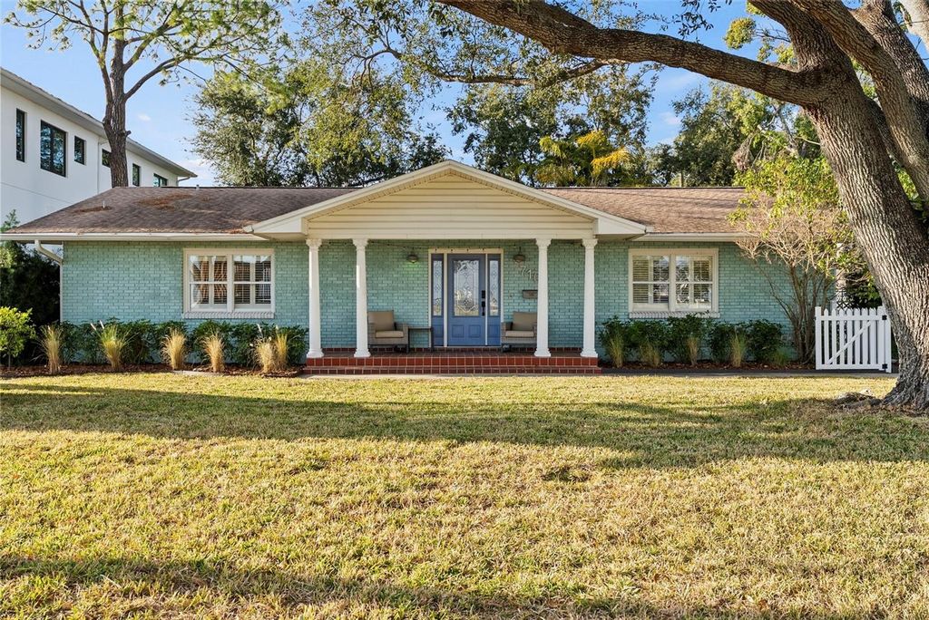 Photo of 710 S Davis Boulevard, Tampa, FL 33606 (MLS # TB8429444)