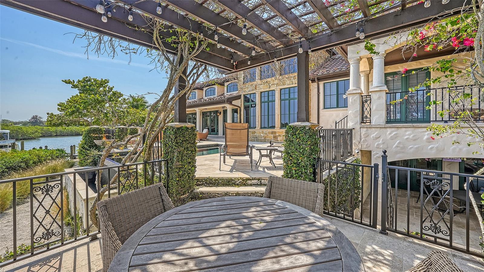 COCOANUT BAYOU - Residential