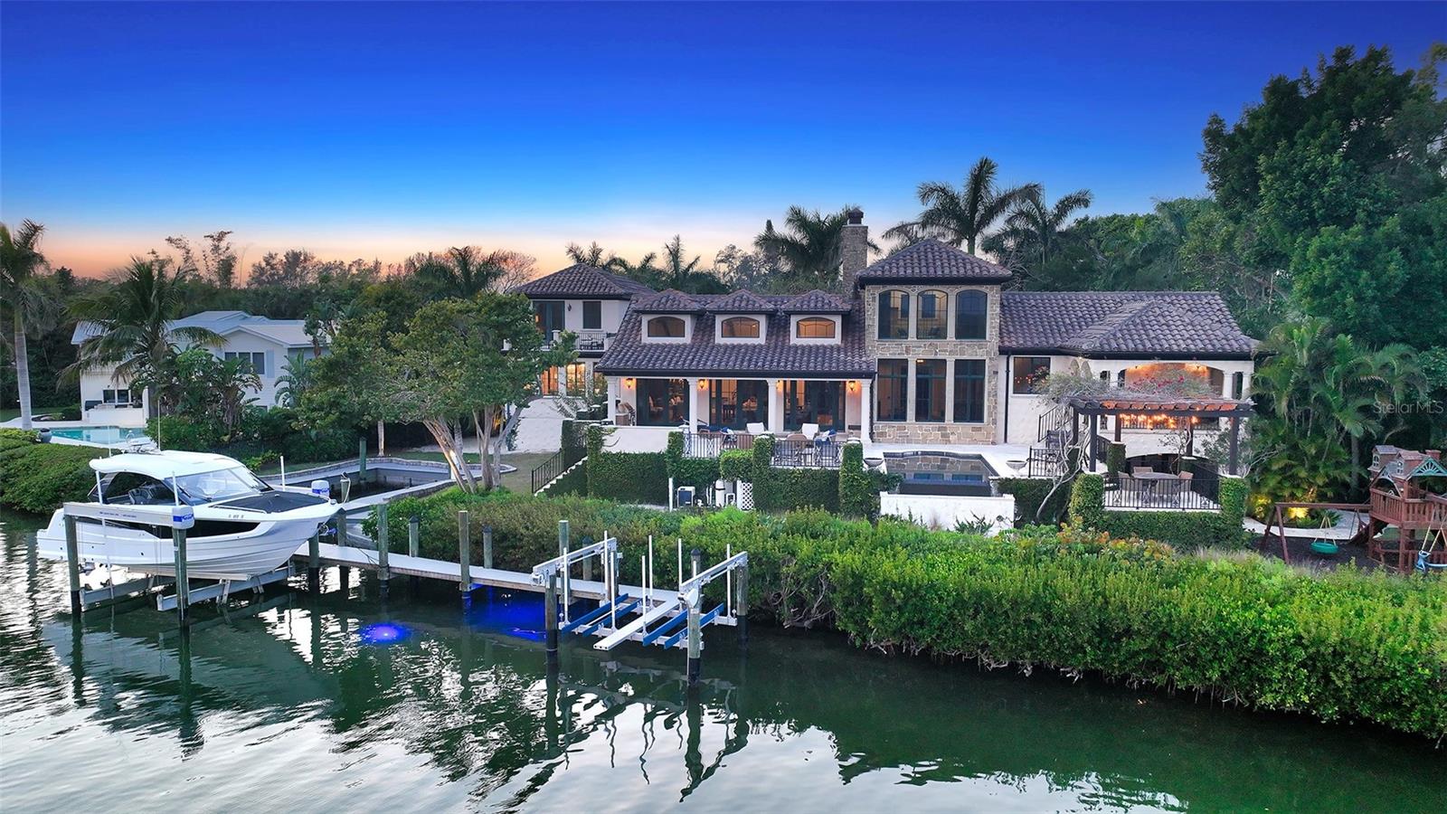 COCOANUT BAYOU - Residential