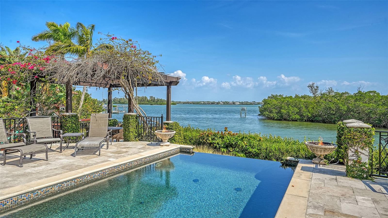 COCOANUT BAYOU - Residential