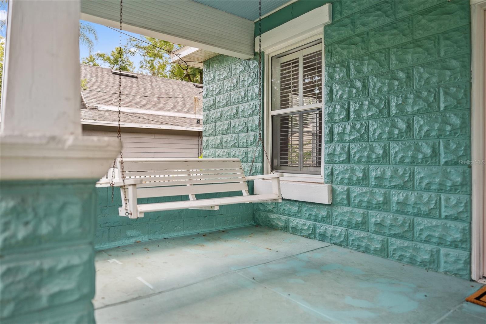 121 W OAKLAND AVENUE