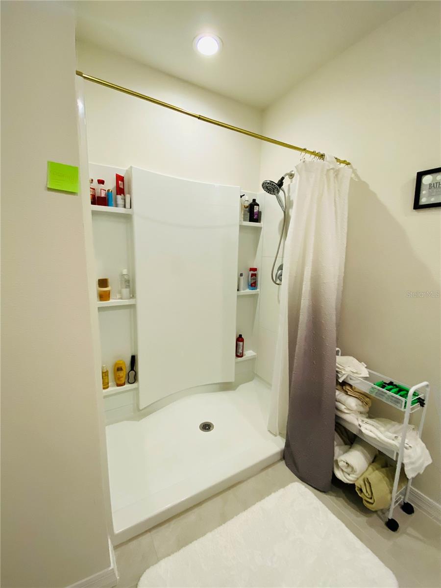 LAKESIDE LNDGS PH 3 - Residential Lease