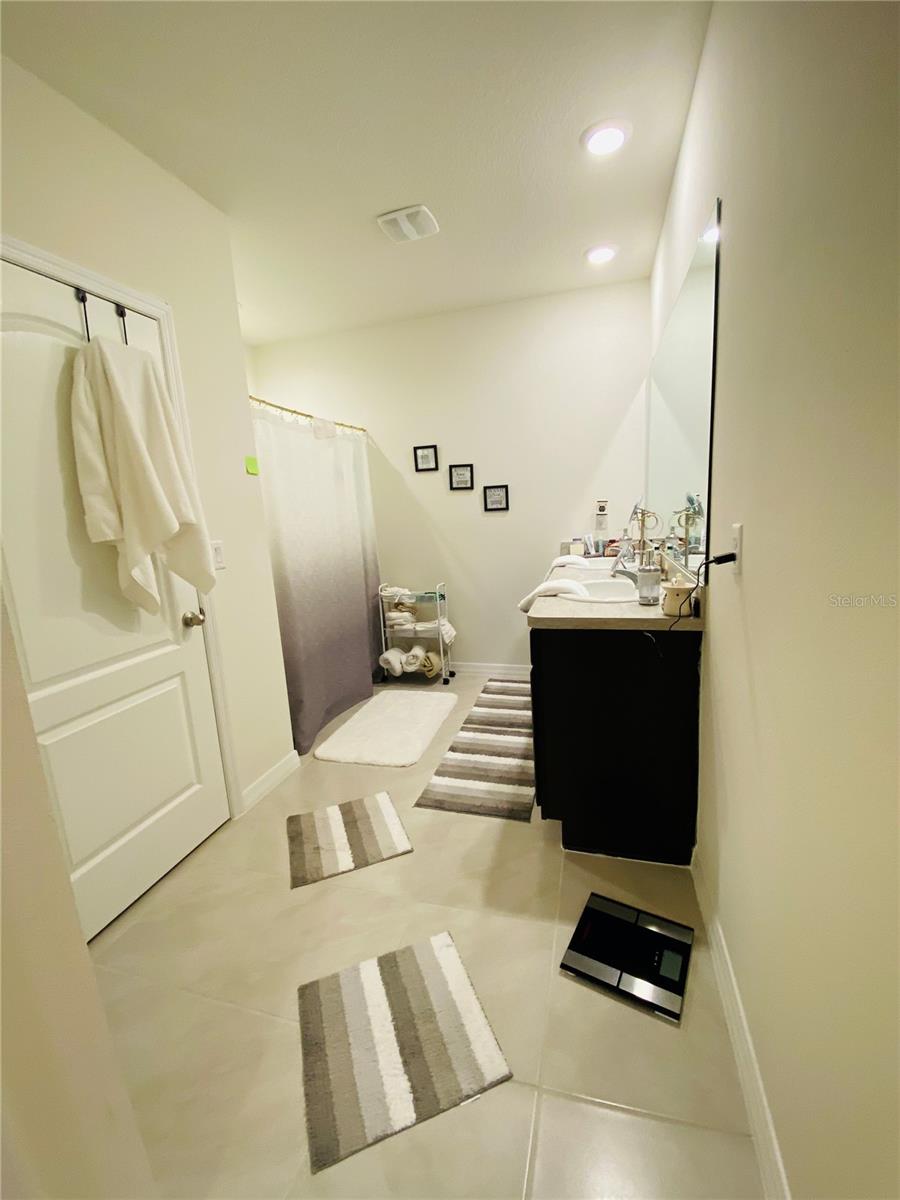 LAKESIDE LNDGS PH 3 - Residential Lease