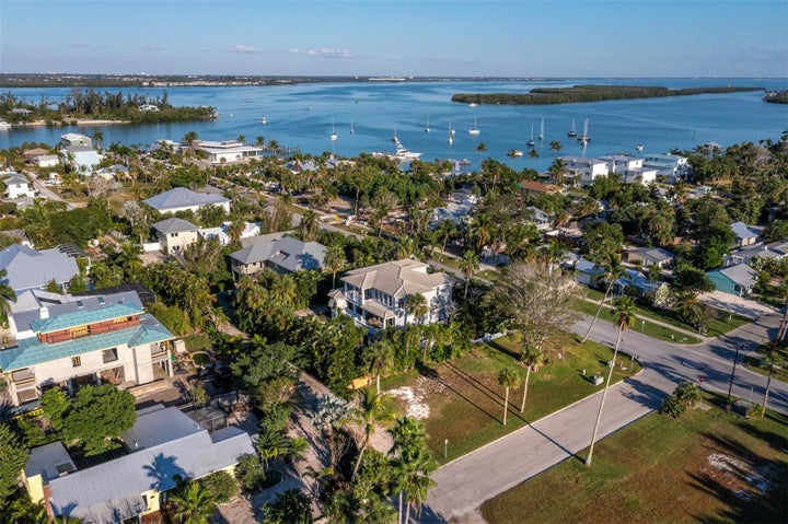 Photo 1 of 28 — 641 BROADWAY STREET, LONGBOAT KEY, FL 34228