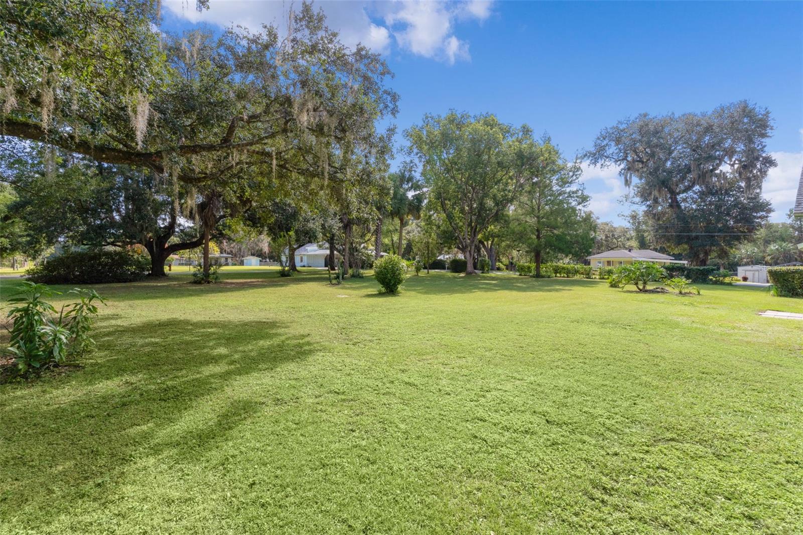 LADY LAKE HUEYS - Residential