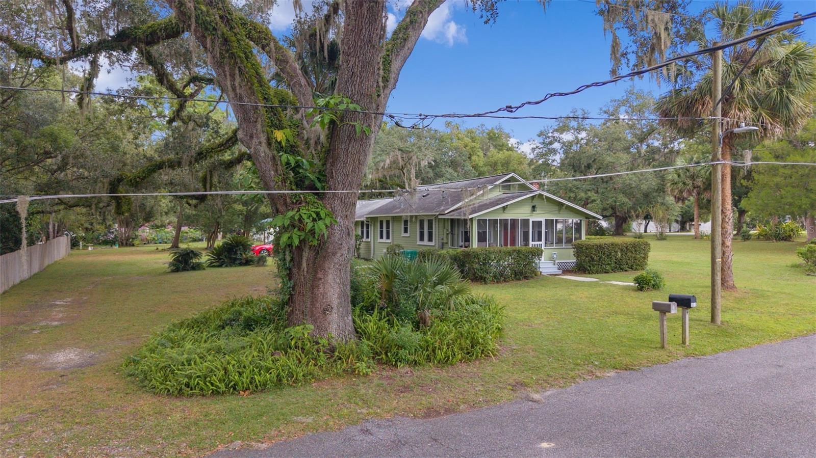 LADY LAKE HUEYS - Residential