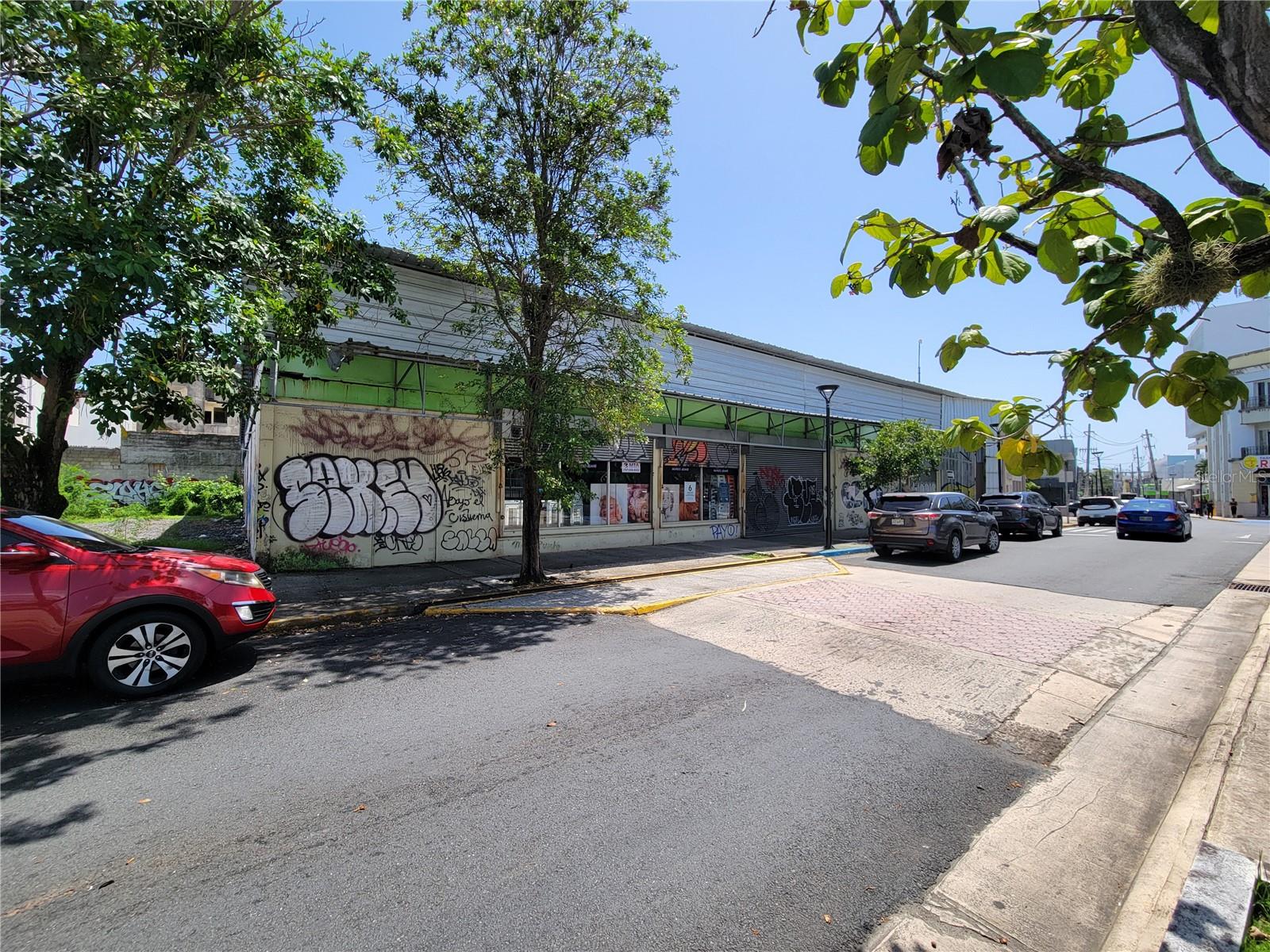 This commercial property, in the heart of Rio Piedras next to the public plaza and 300 meters from the nearest metro station, is a lucrative investment opportunity. Its strategic location ensures maximum visibility and foot traffic, ideal for businesses. The property offers versatile space adaptable to your investment idea. Surrounded by universities, shopping area, and cultural landmarks, it enjoys a dynamic urban setting. Convenient access to transportation further enhances its appeal. Don't miss out on the chance to secure a prime spot in this urban center.