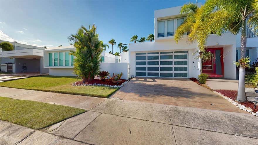 Spectacular modern residence in Paseo Real, Dorado. Two-level property with 3,340 pc of construction and 505 m2 of land. It has remodeled spaces, including an impressive master suite with walk-in closet of exceptional dimensions, open spaces, equipped and furnished