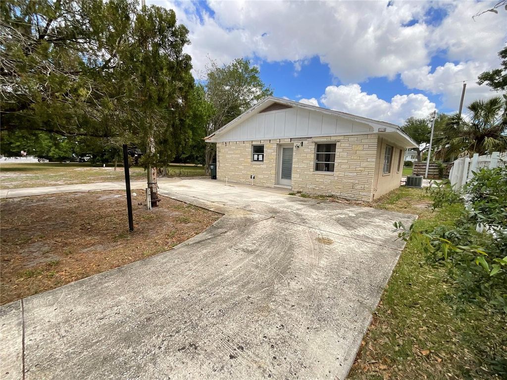 Photo of 219 27th Street W, Bradenton, FL 34205 (MLS # TB8498323)
