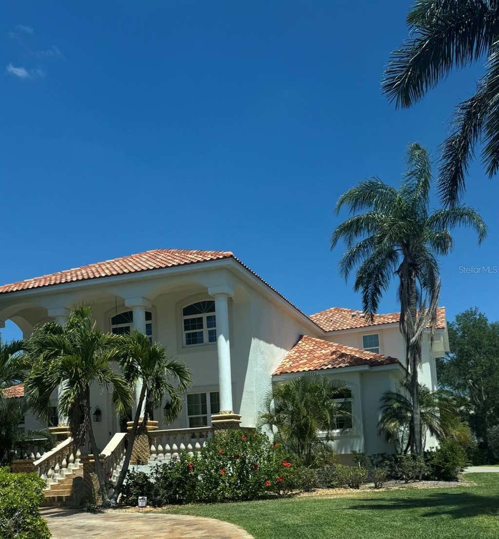 Photo of 6137 Pasadena Point Boulevard S, Gulfport, FL 33707 (MLS # J1001689)