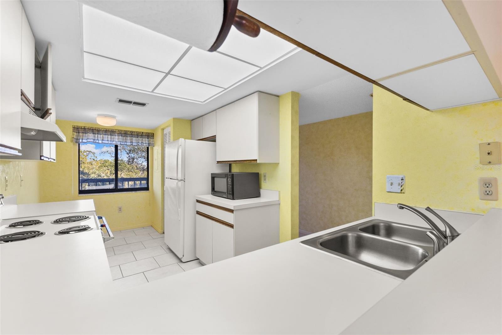 GREEN DOLPHIN PARK MID-RISE CONDO - Residential