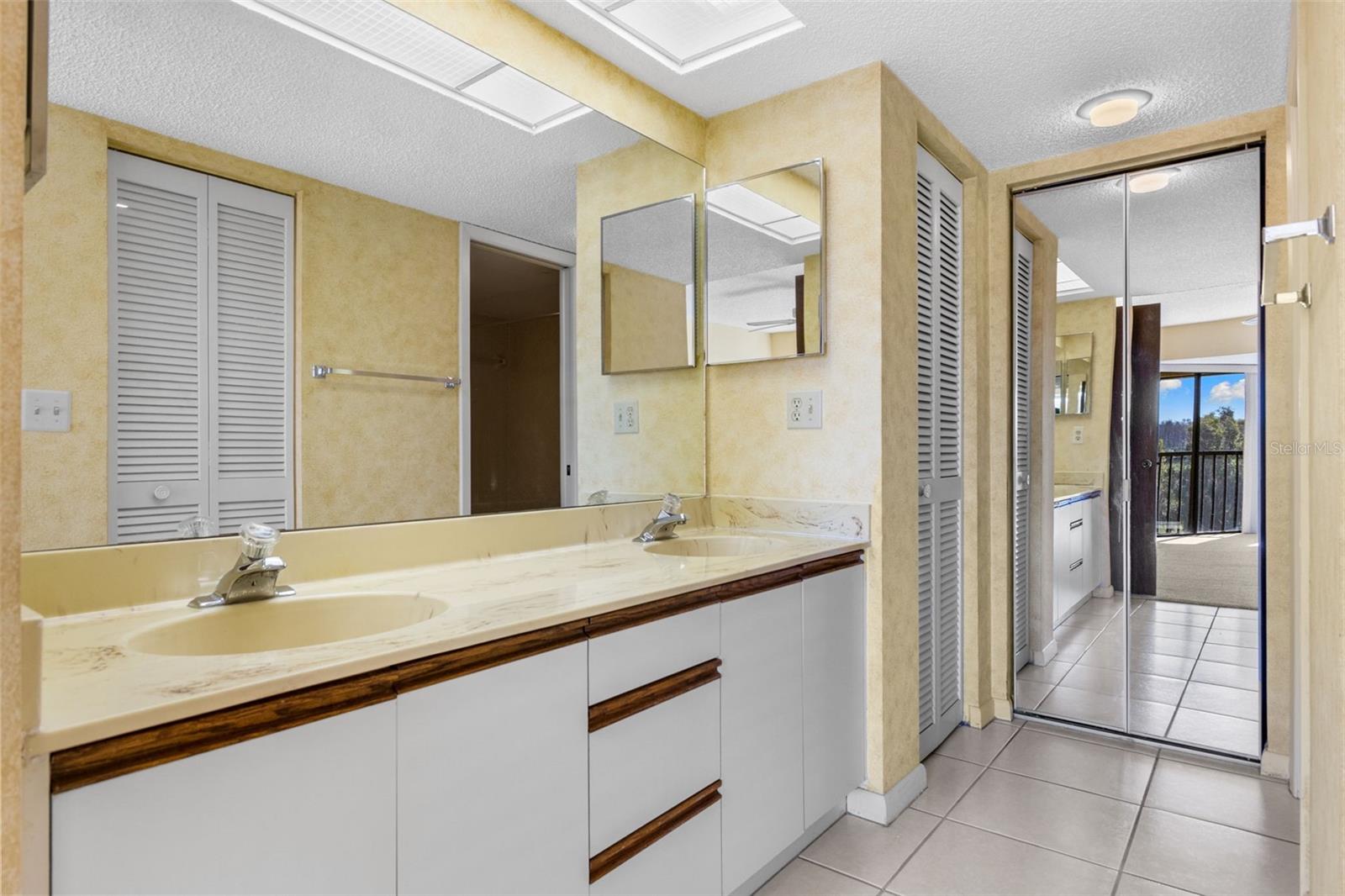 GREEN DOLPHIN PARK MID-RISE CONDO - Residential