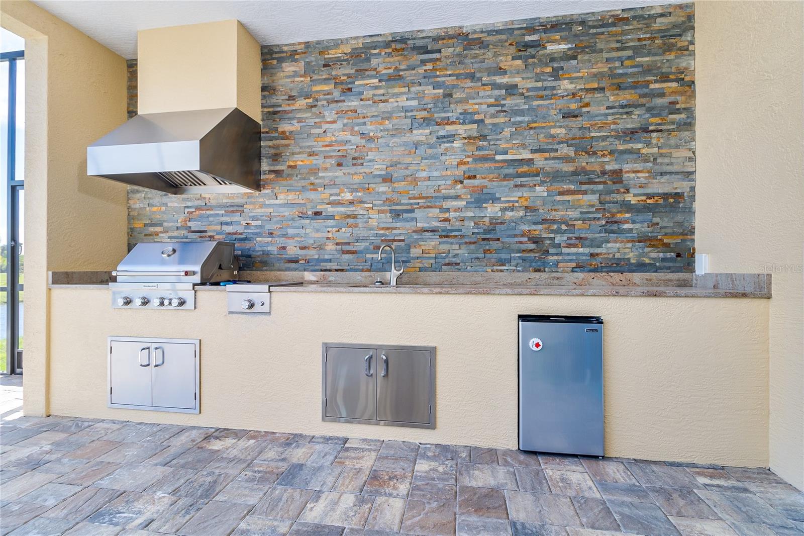 238 W PINE VALLEY LANE