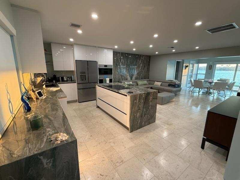 POINT WHITECAP APTS - Residential