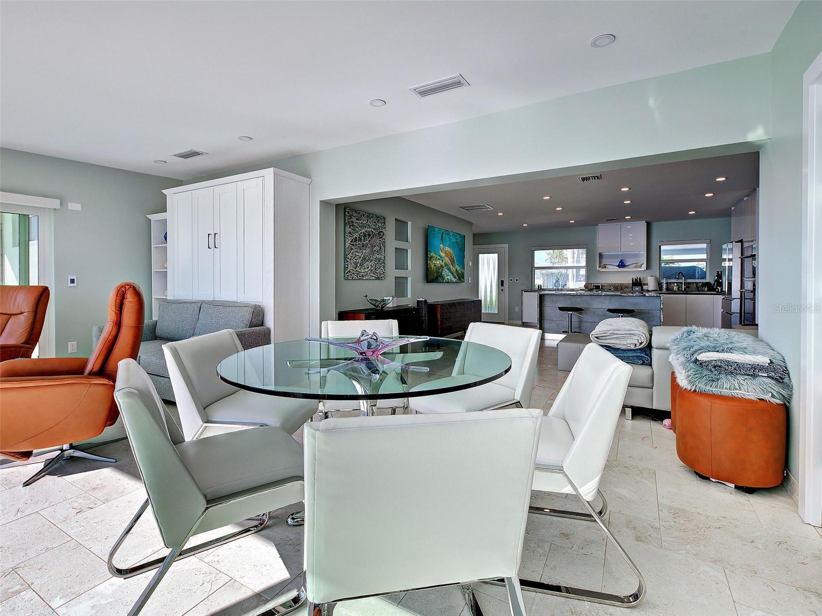 POINT WHITECAP APTS - Residential