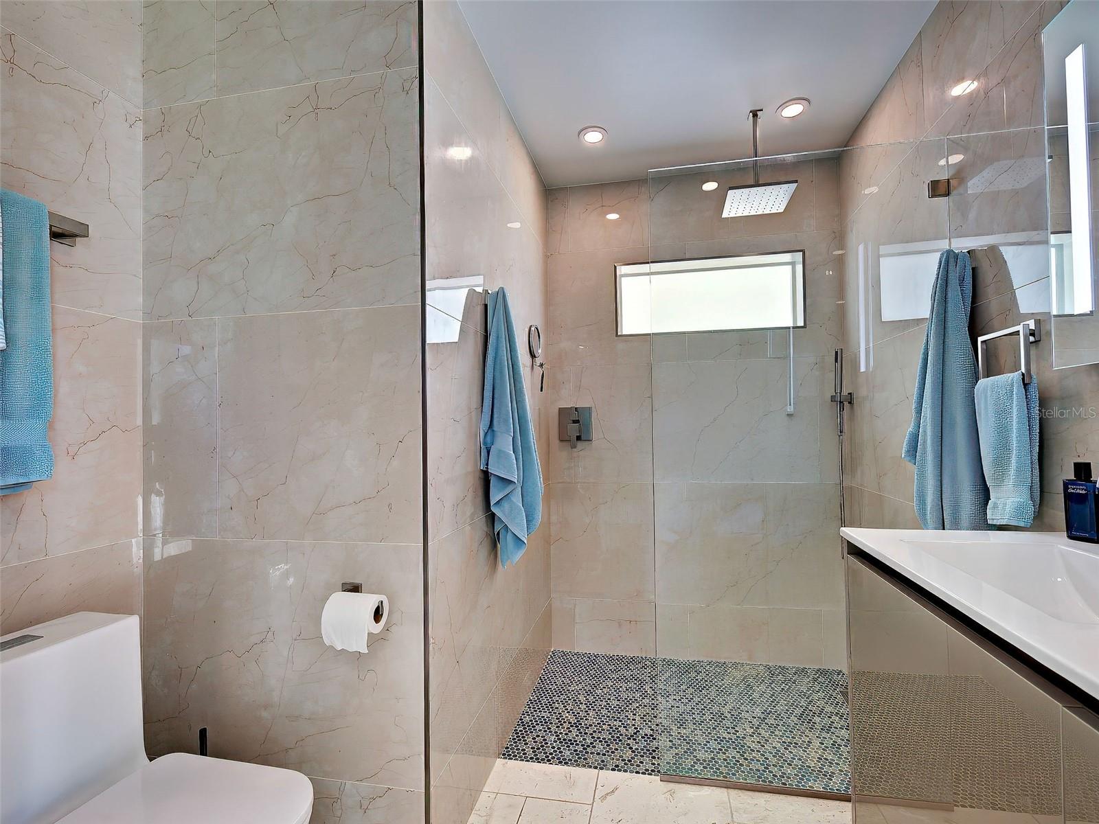 POINT WHITECAP APTS - Residential
