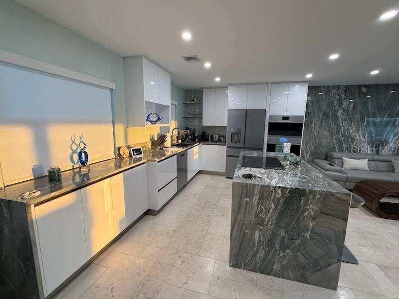 POINT WHITECAP APTS - Residential