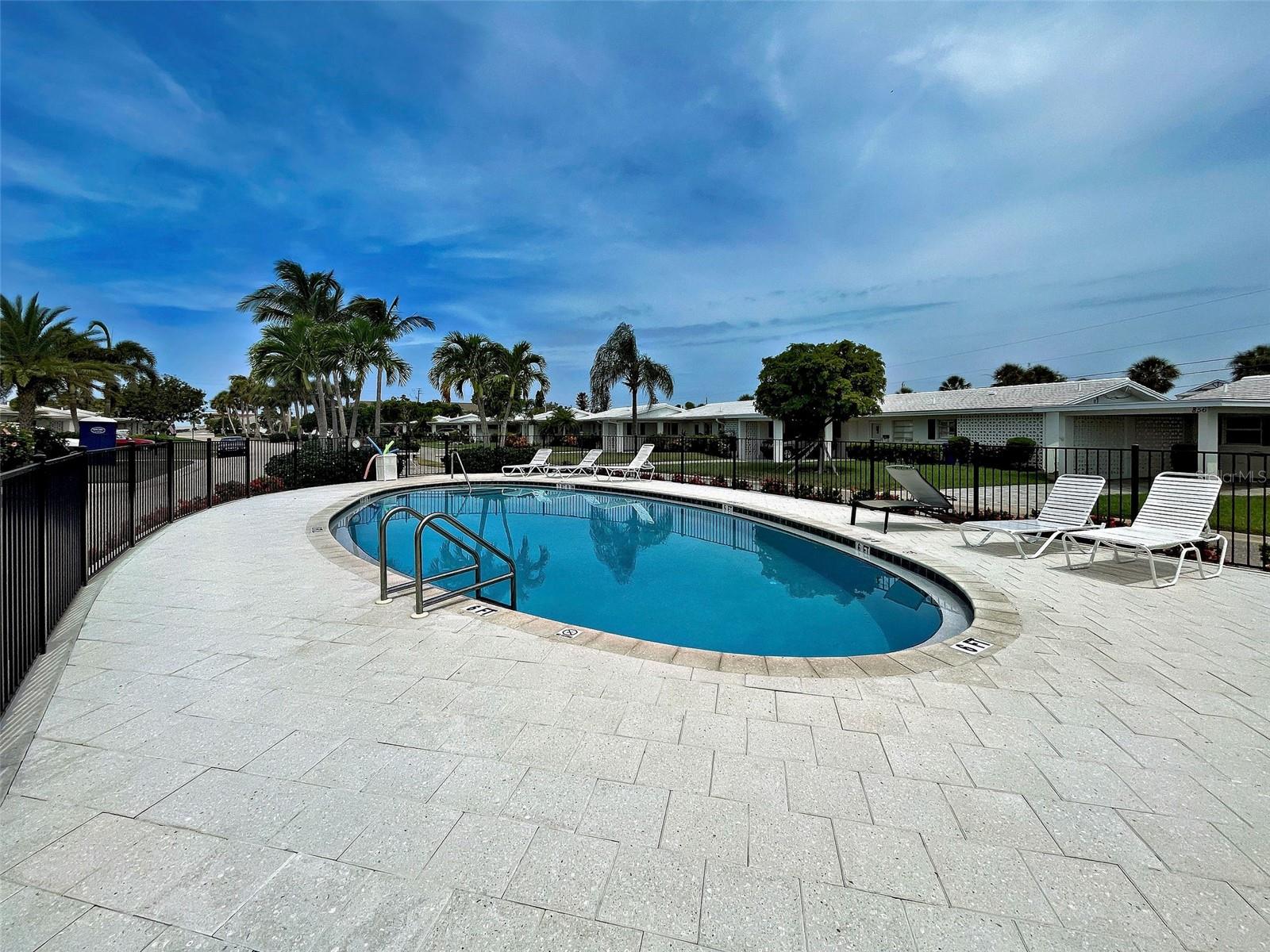 POINT WHITECAP APTS - Residential