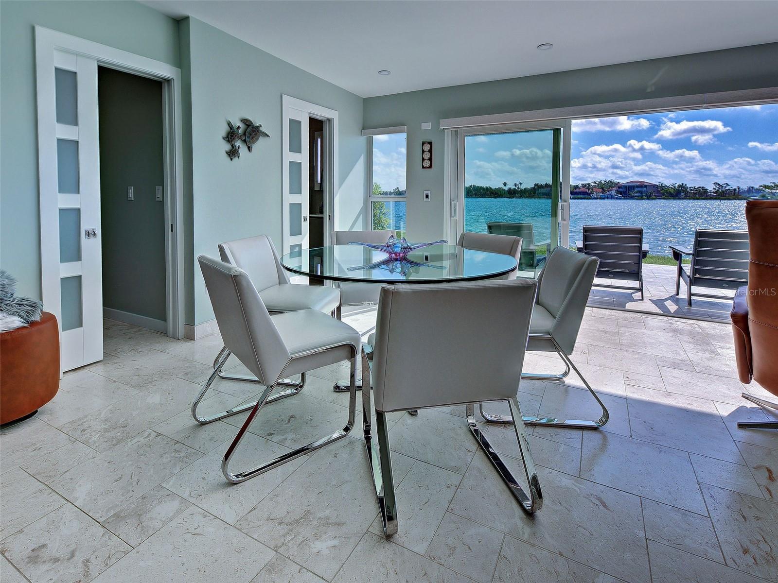 POINT WHITECAP APTS - Residential