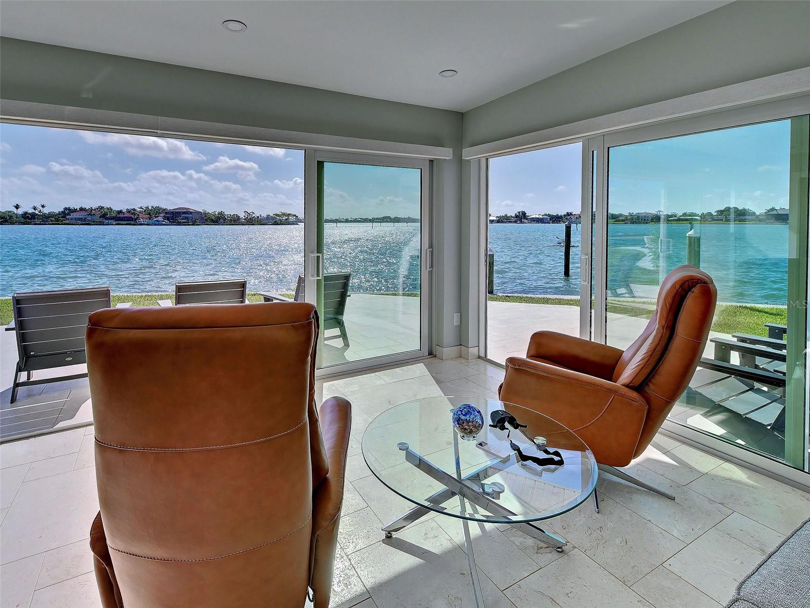 POINT WHITECAP APTS - Residential