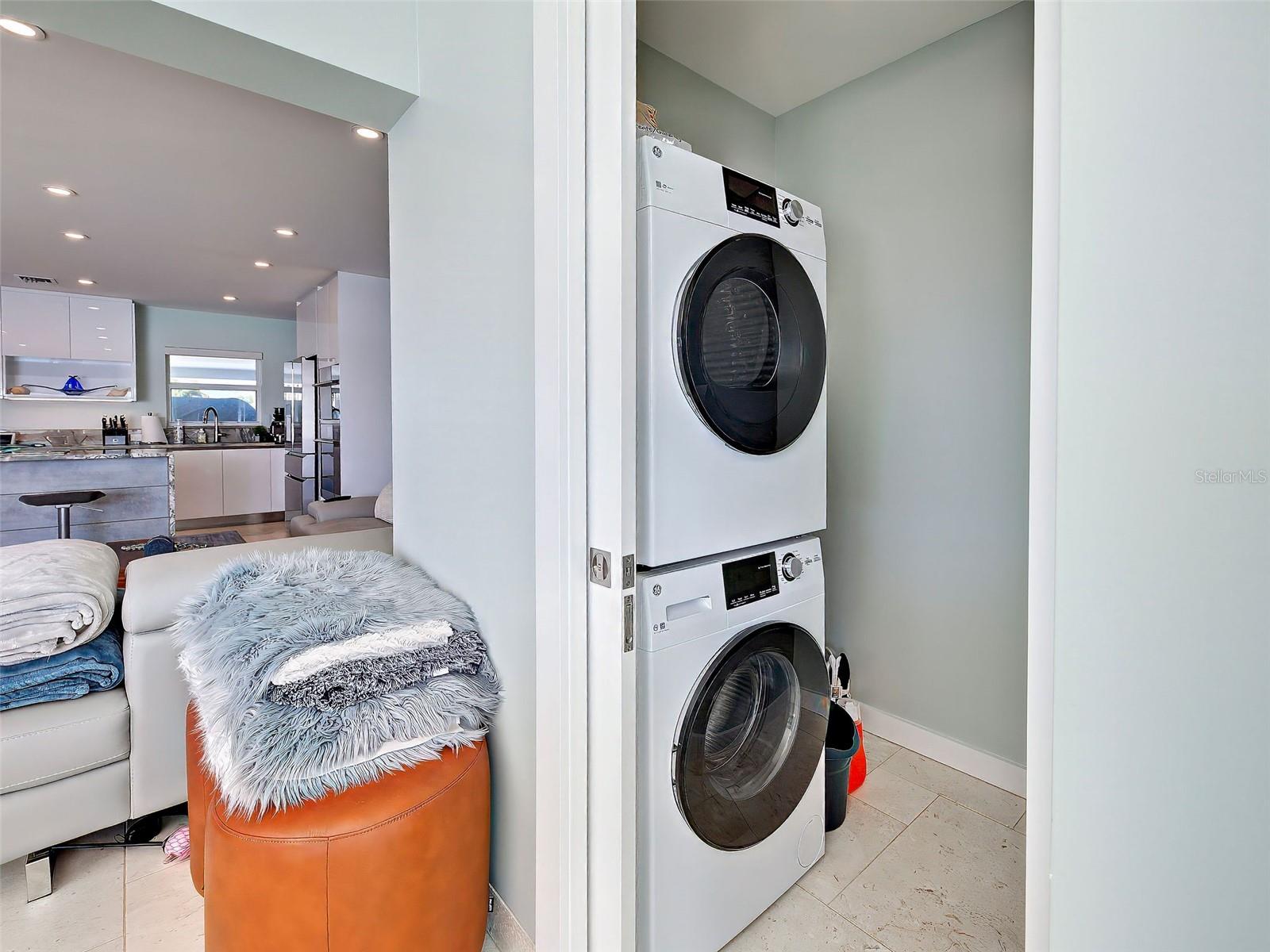 POINT WHITECAP APTS - Residential