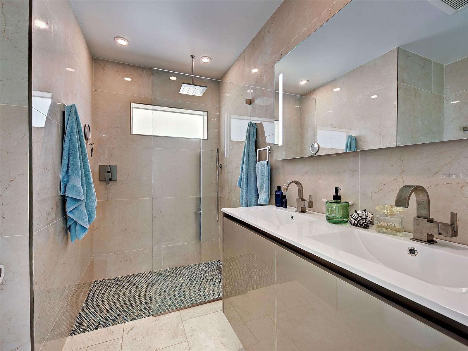 POINT WHITECAP APTS - Residential