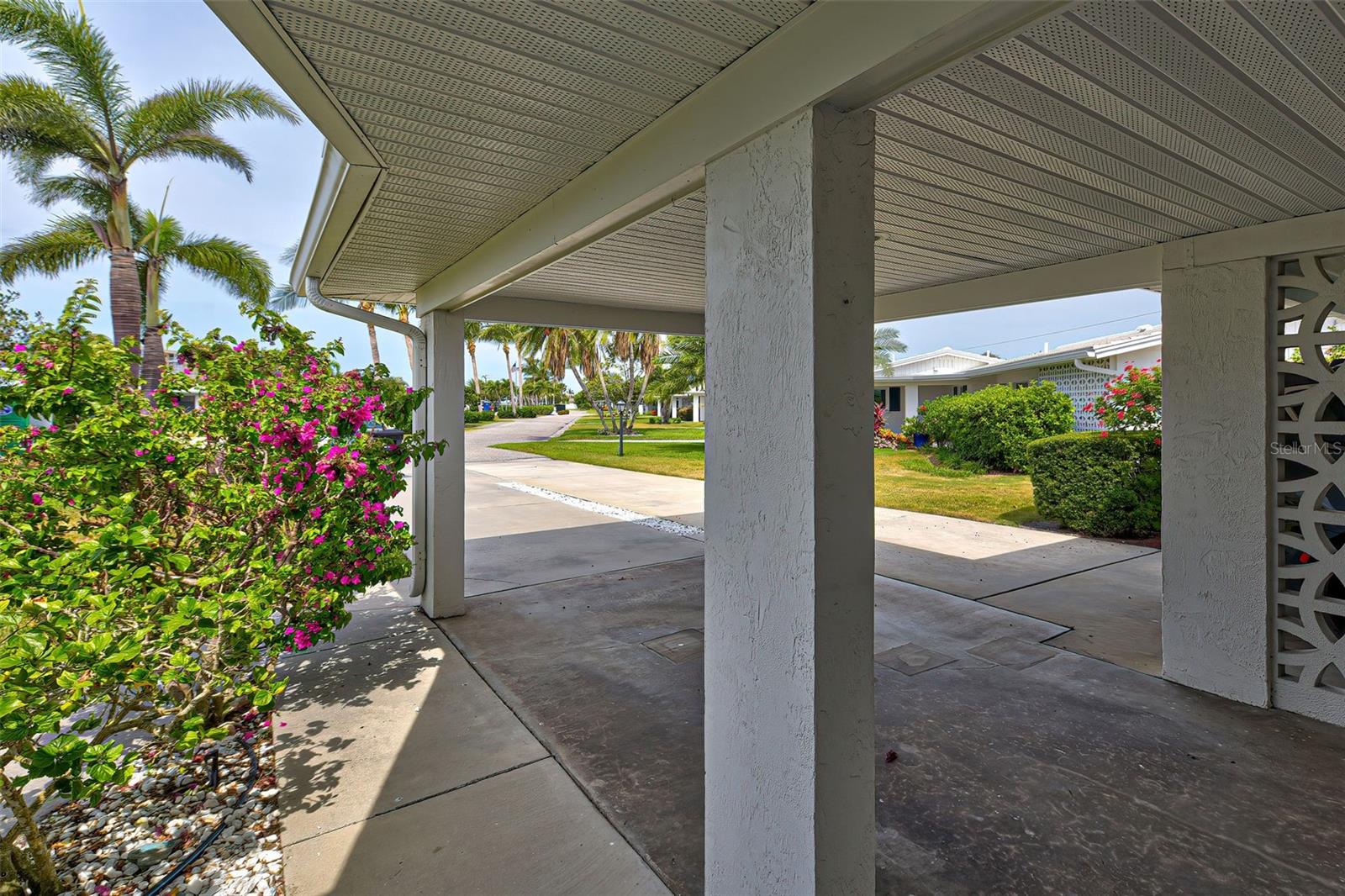 POINT WHITECAP APTS - Residential