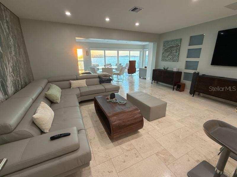 POINT WHITECAP APTS - Residential