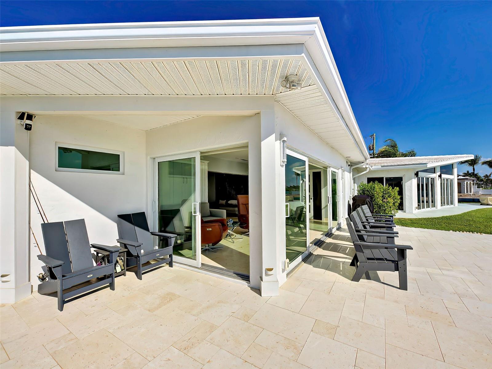 POINT WHITECAP APTS - Residential