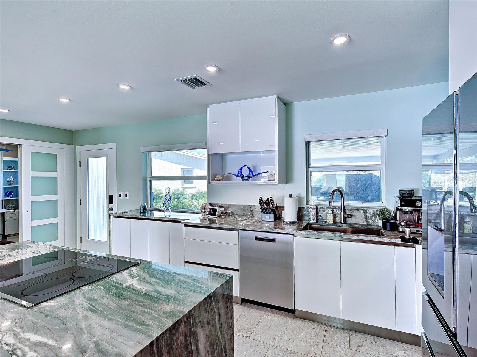 POINT WHITECAP APTS - Residential