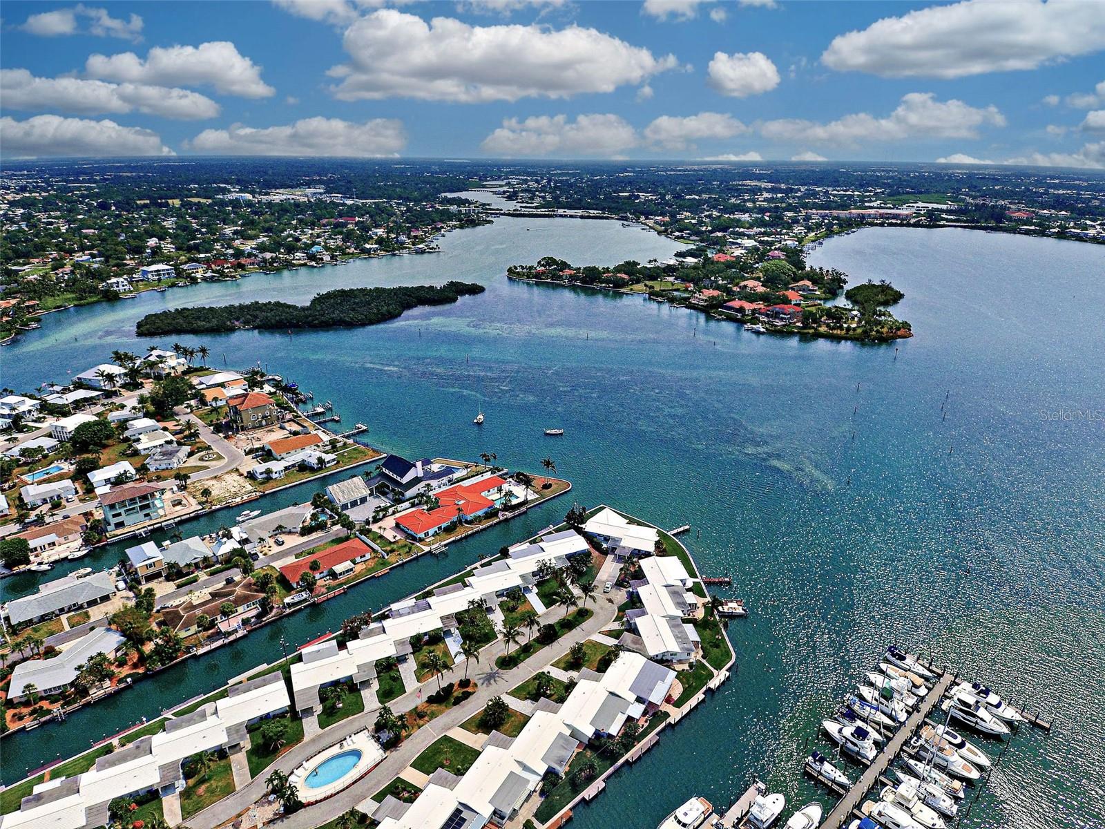 POINT WHITECAP APTS - Residential