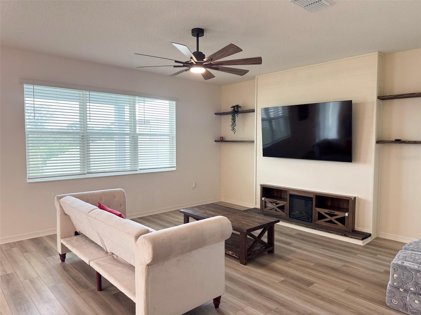 LAKE LUCERNE II - Residential Lease