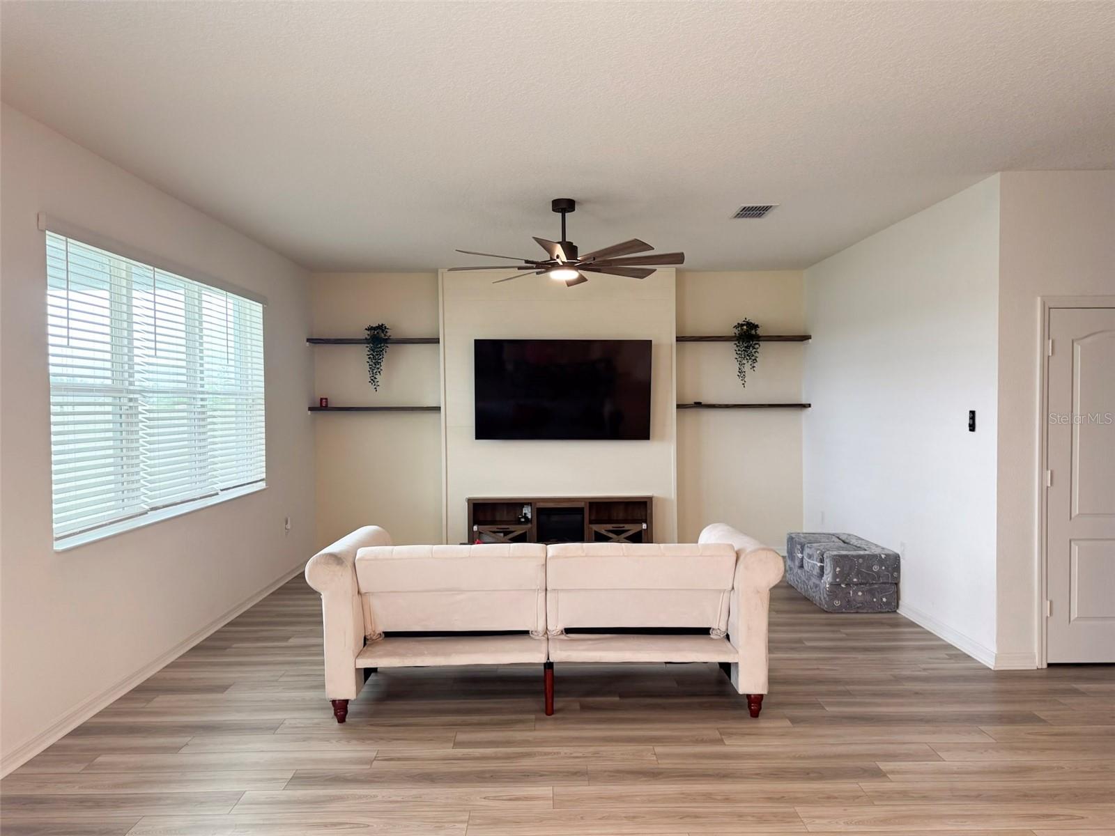 LAKE LUCERNE II - Residential Lease