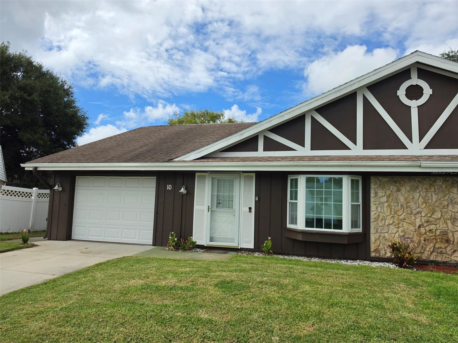 10 EAGLE LANE