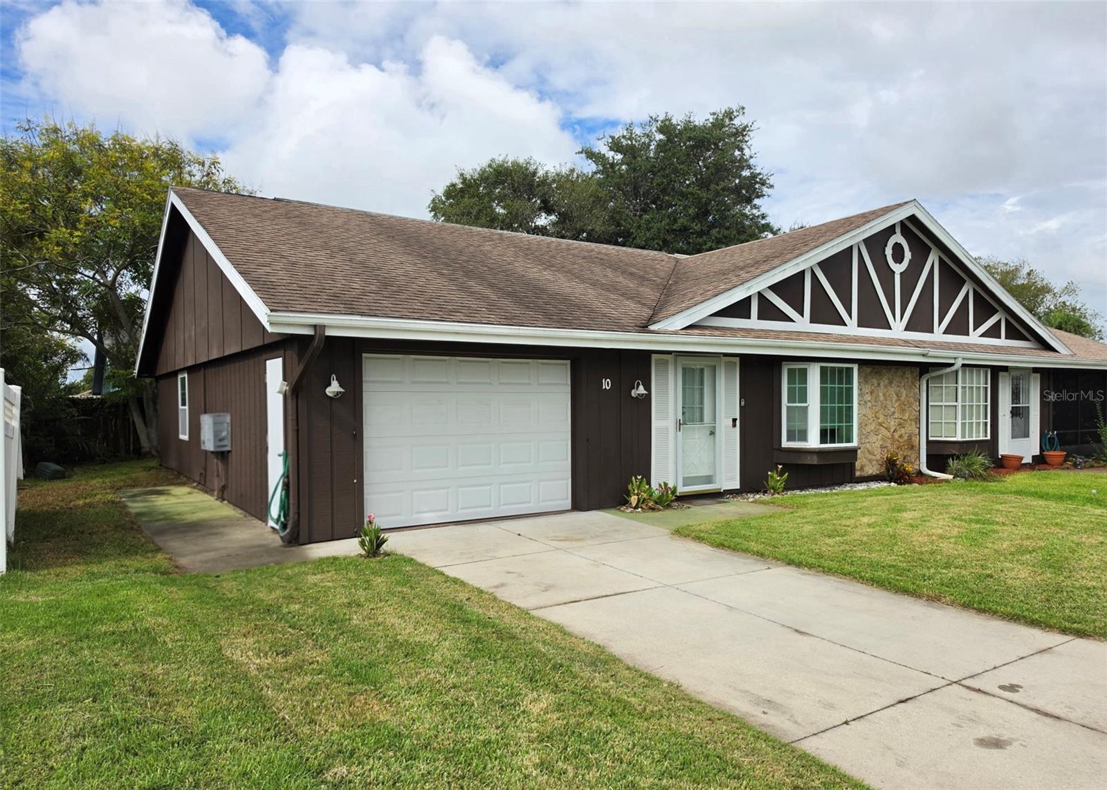 10 EAGLE LANE