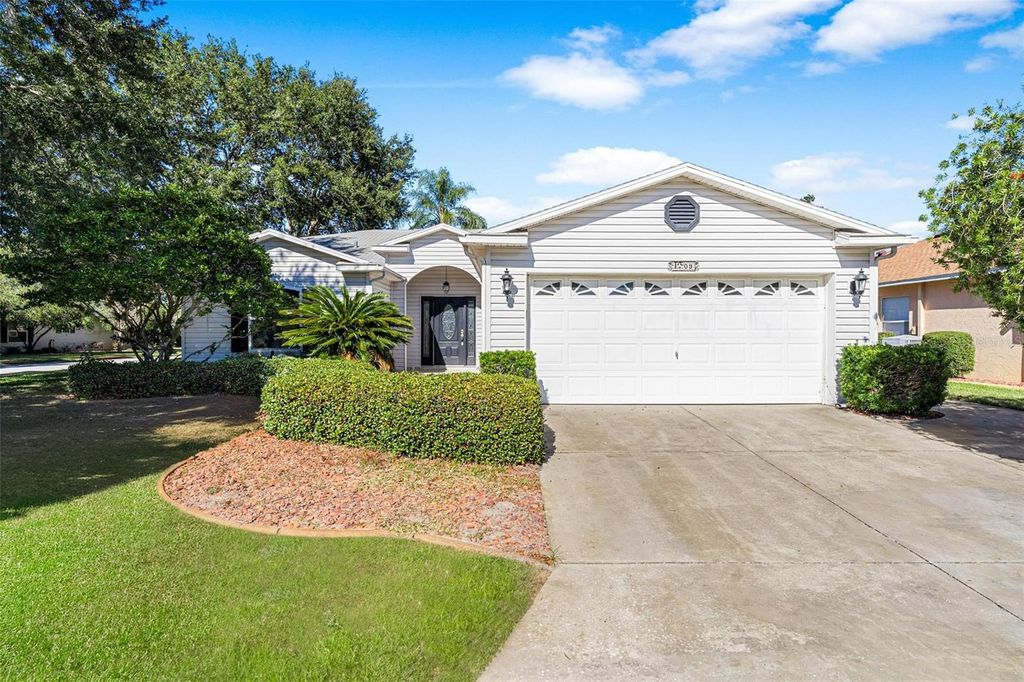 Photo of 1009 Forest Breeze Path, Leesburg, FL 34748 (MLS # G5105107)
