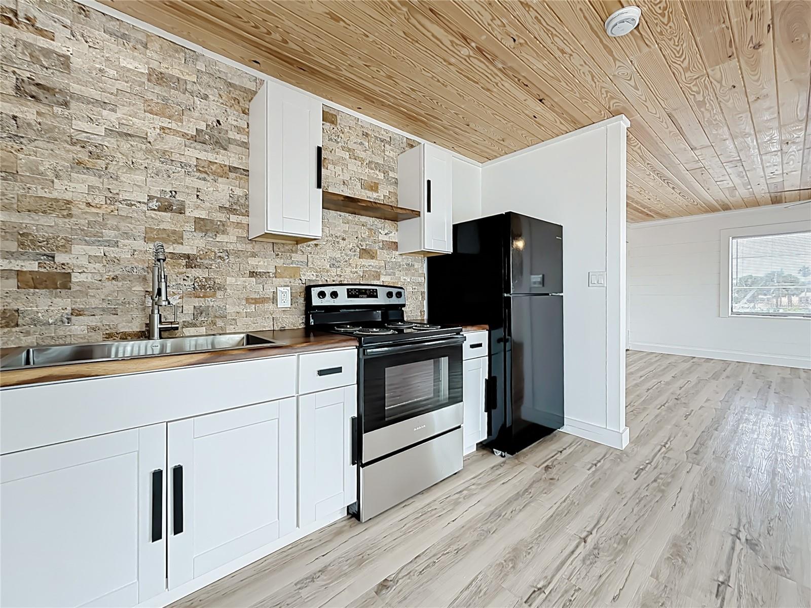 ISLAND ESTATES UNIT 1 SEC A - Residential Lease