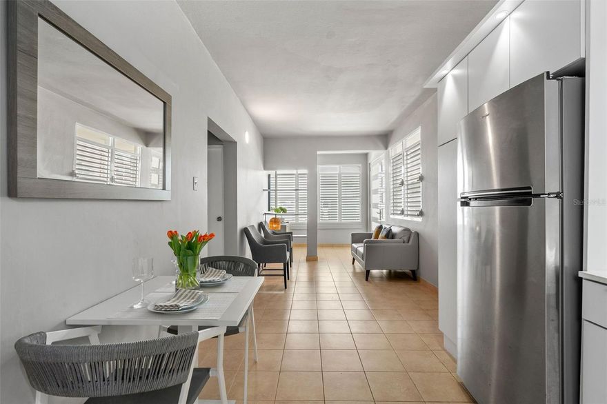 This ground-floor residence located in Ocean Park, San Juan features 2 bedrooms and 1 bathroom and is offered fully furnished and equipped. It presents a comfortable layout with well-distributed spaces, ample closet storage, a fully equipped kitchen with appliances and cookware, and a well-maintained interior with great natural light. The unit includes a private one-car garage, a valuable feature in the area.
Located on Calle María Moczo, just steps from Ocean Park Beach and near Calle Loíza, known for its selection of restaurants, coffee shops, boutiques, and nightlife, with convenient access to Condado, Santurce, and main highways. Water and electricity are included in the monthly rent. Monthly rent is $2,300. Credit verification and references are required.