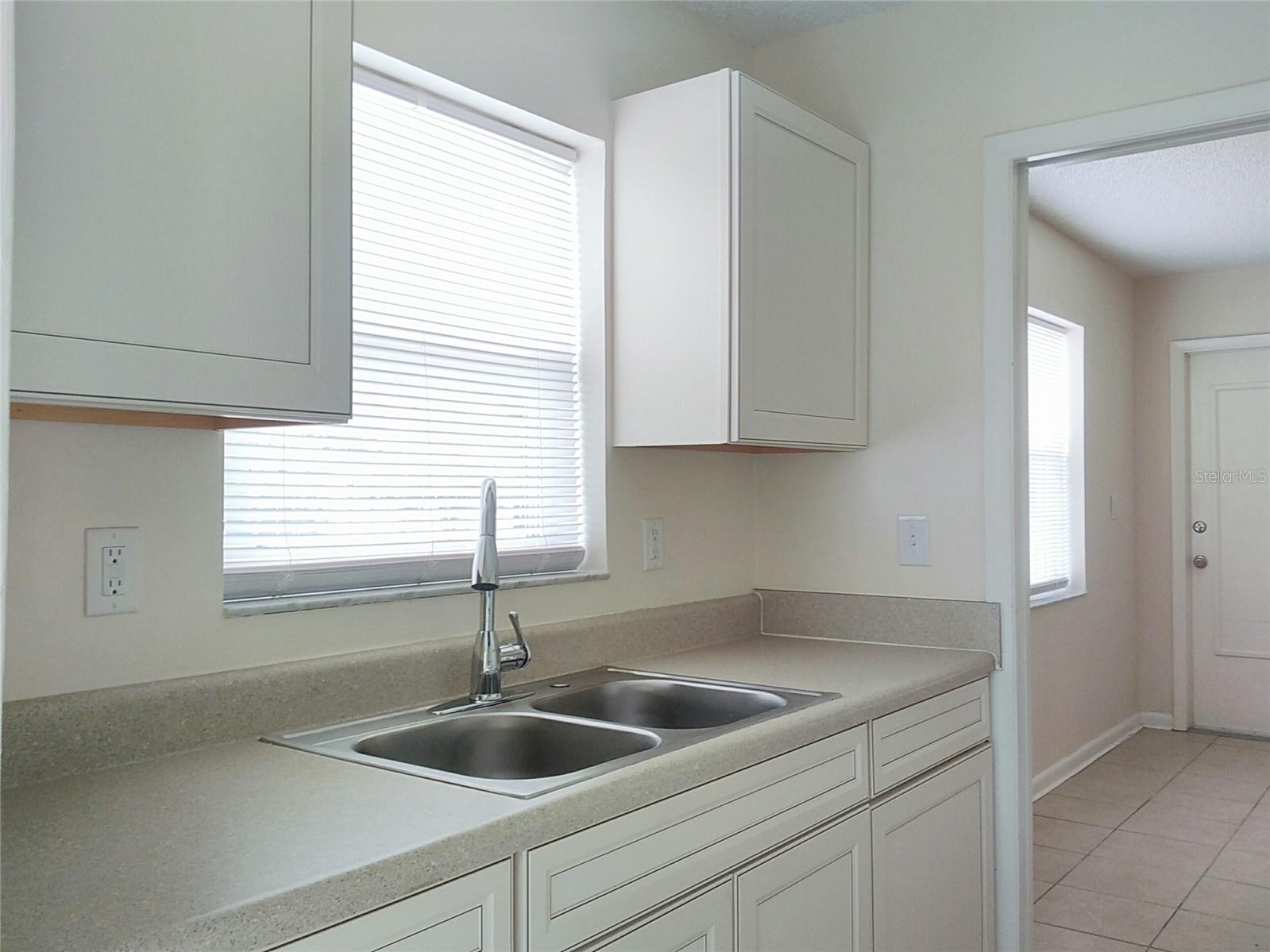 DELTONA LAKES UN 24 - Residential Lease