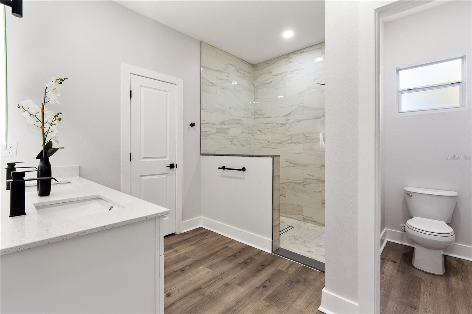 ROLLING HILLS UN ONE - Residential Lease