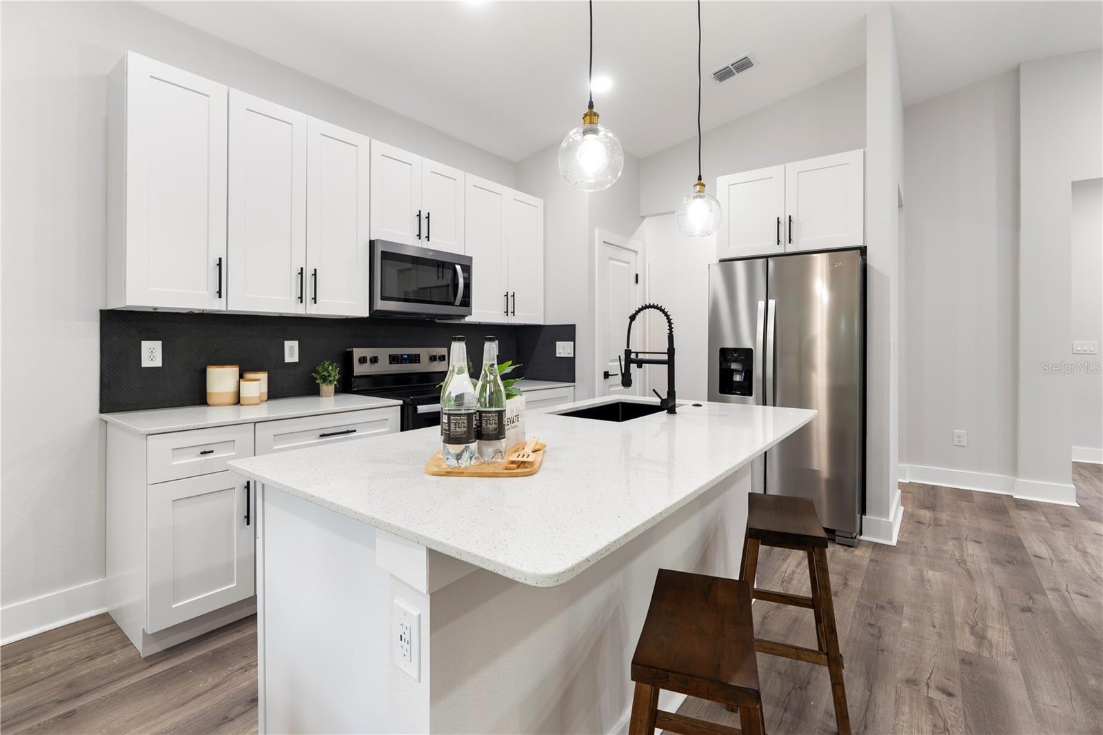 ROLLING HILLS UN ONE - Residential Lease