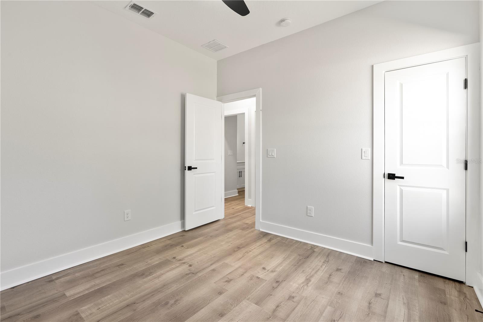 ROLLING HILLS UN ONE - Residential Lease
