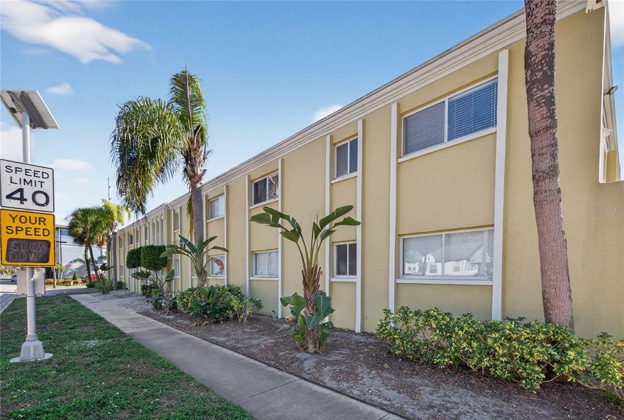 Beautiful apartment in the heart of South Tampa, New bathroom, New doors and closets, New Lighting and fresh paint. Situated near vibrant night life of South Tampa. Sparkling pool just downstairs of unit.