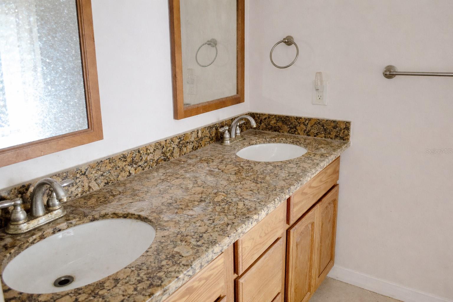 VISTA OAKS - Residential