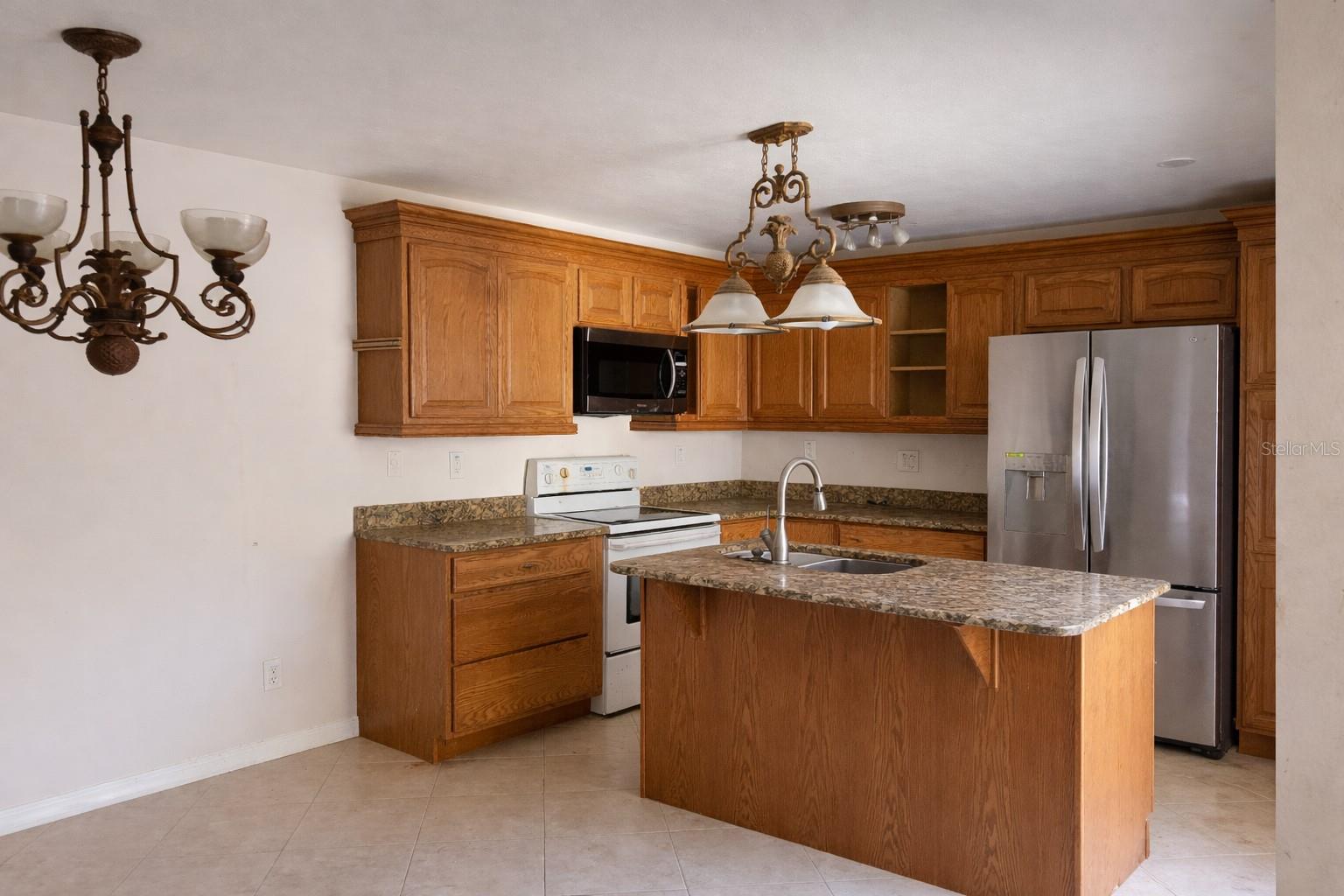 1313 VISTA OAKS CIRCLE NE