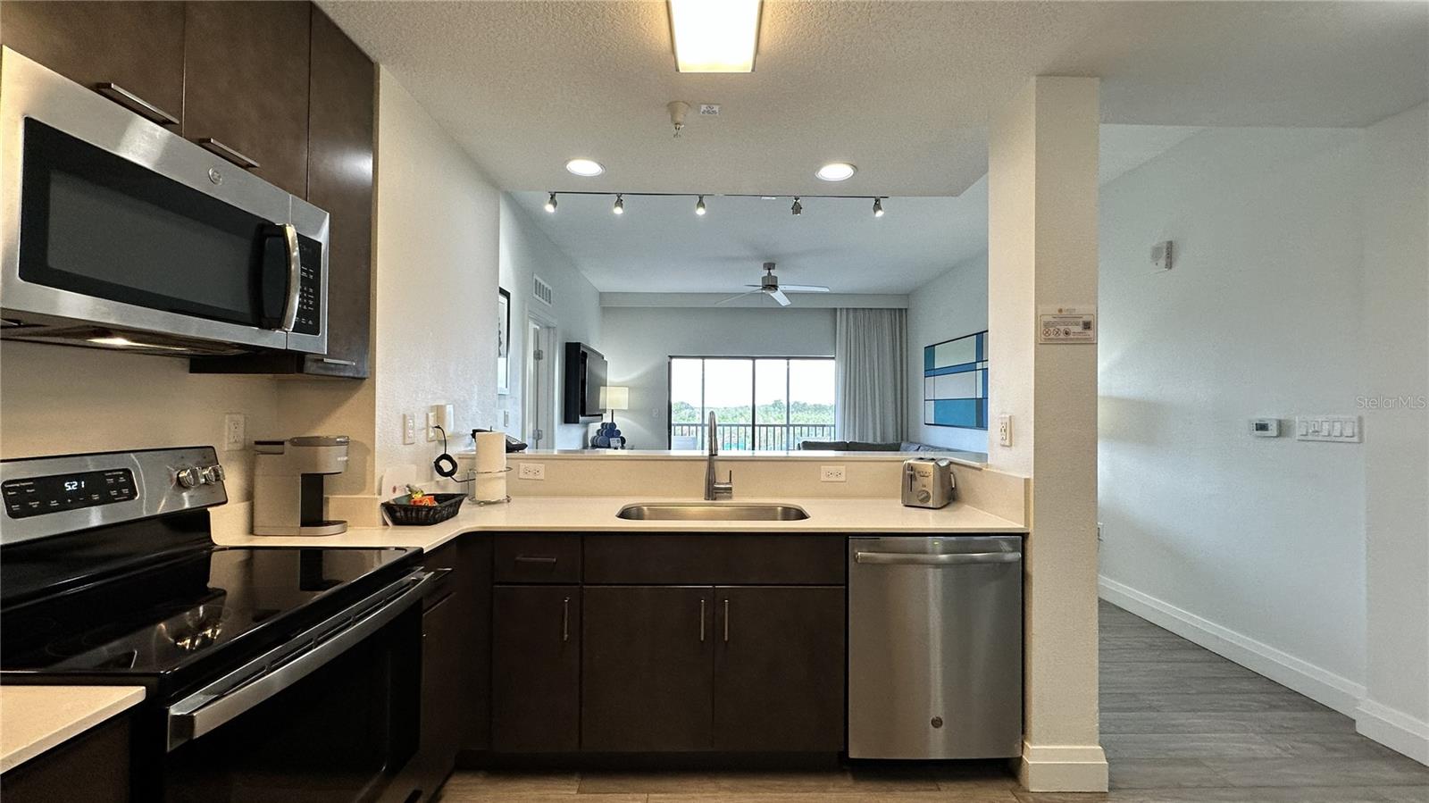 GROVE RESIDENCE & SPA HOTEL CONDO 3 - Residential