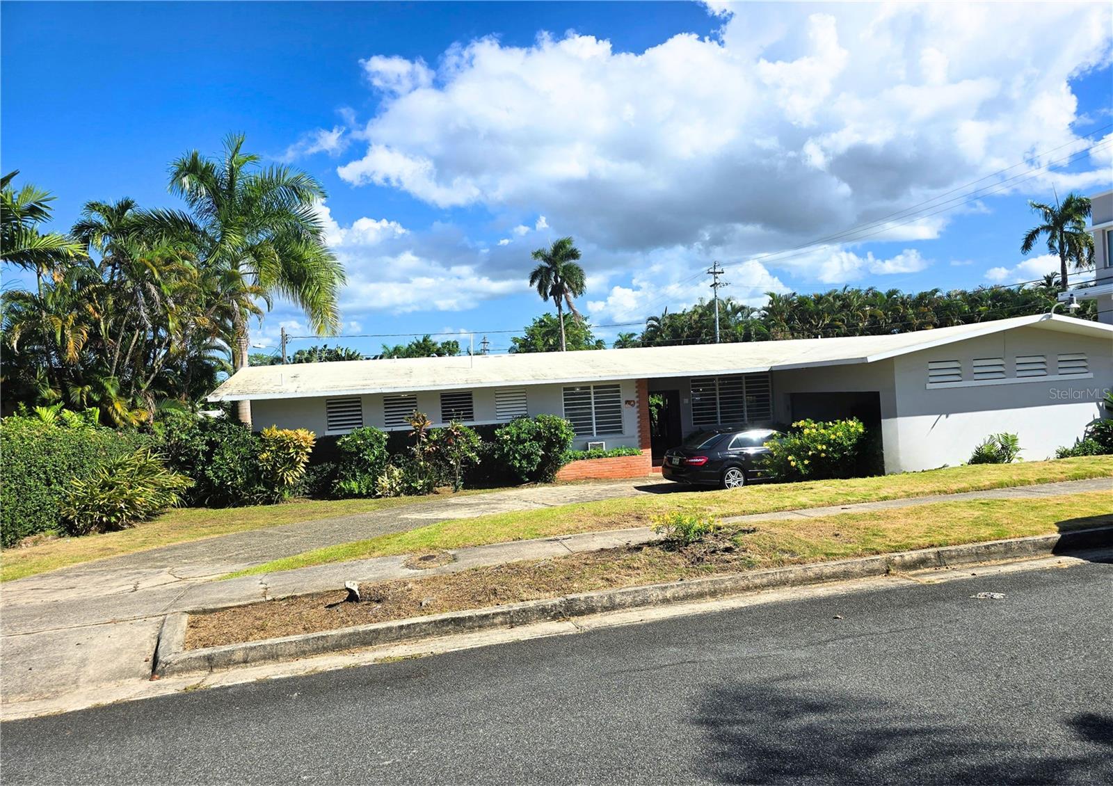 Discover this elegant and spacious residence in one of the most exclusive and secure neighborhoods in Guaynabo. Its design with 12-foot-high gabled ceilings provides freshness, spaciousness, and a welcoming atmosphere in every room.
Main features:
• 5 bedrooms, 3 of them with en-suite bathrooms for added comfort and privacy.
• 1.5 additional bathrooms, perfect for guests and family.
• 2,770 square feet of construction on a 962.5 m² lot.
• Concrete terrace ideal for social and family activities.
• Modern kitchen with granite countertops.
• Double garage with driveway + side garage for two additional cars.
• Separate laundry room with storage area.
• Emergency power generator and solar water heater, providing efficiency and peace of mind.
This property offers the perfect balance of comfort, spaciousness, and security in one of the most desirable communities in the metropolitan area. Ideal for families seeking quality of life, privacy, and a prime location near schools, shopping centers, and major access roads.